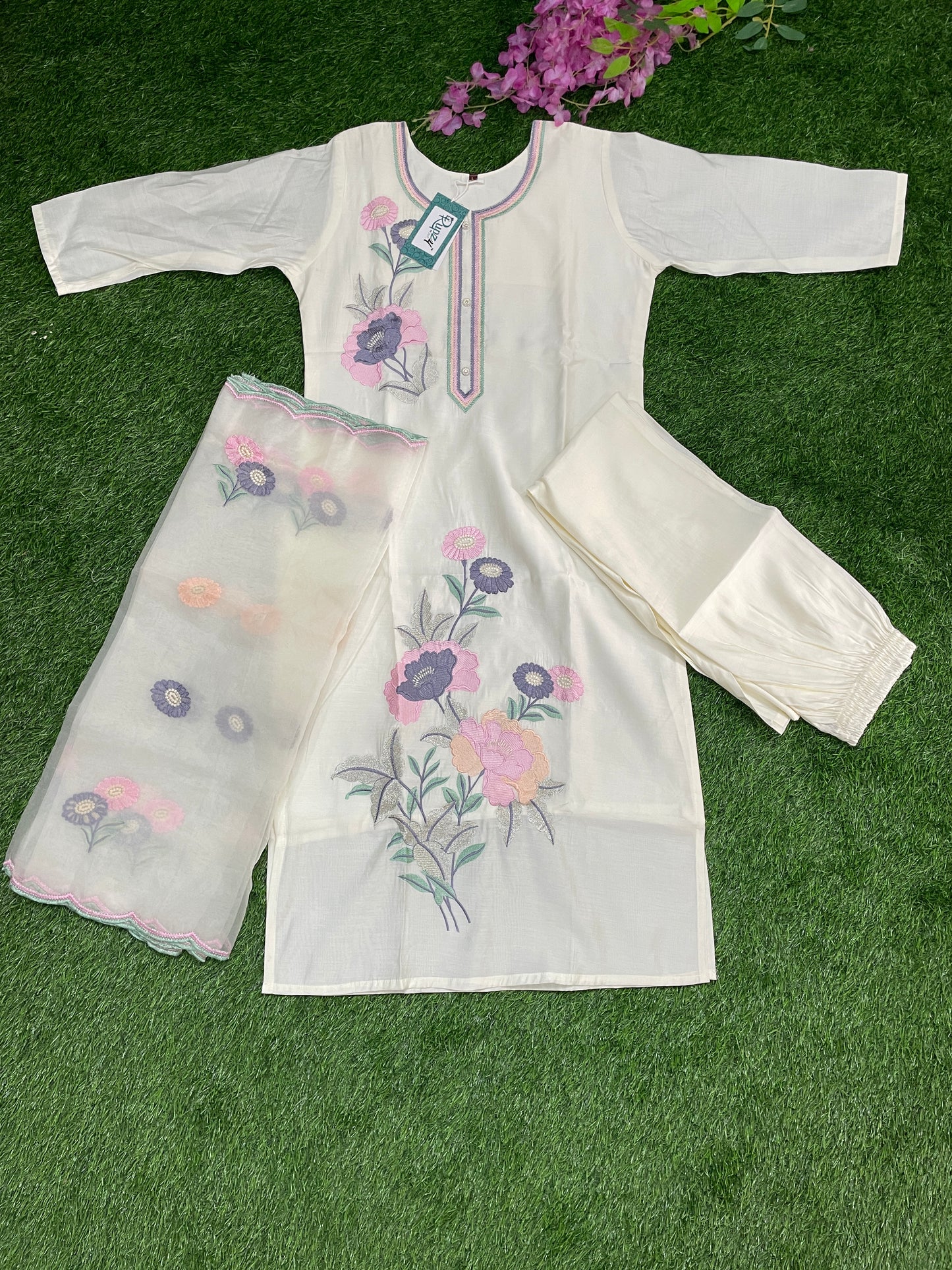 Elegant White Kurti Set with Organza Dupatta & Appliqué Work